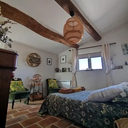 D'hotes La Buissonniere Bed & Breakfast